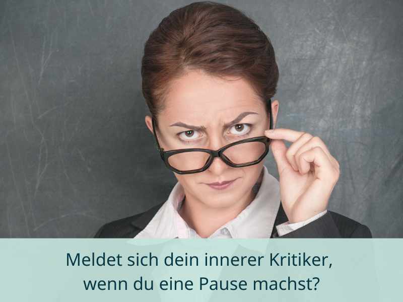 Streng blickende Frau als Symbol für den inneren Kritiker, der beim Pausen machen ein schlechtes Gewissen einredet