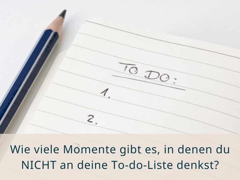 To-do-Liste mit Stift - steht für mentale Überlastung und fehlender Work-Life-Balance