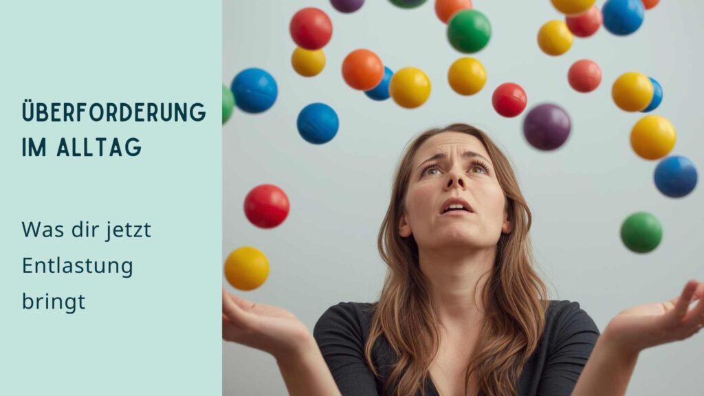 Frau wirkt gestresst und jongliert zu viele Bälle als Sinnbild für Überforderung im Alltag