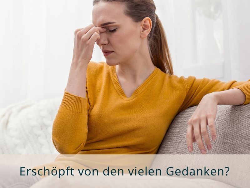 Frau ist erschöpft vom Gedankenkreisen und will ihr Gedankenkarussell stoppen